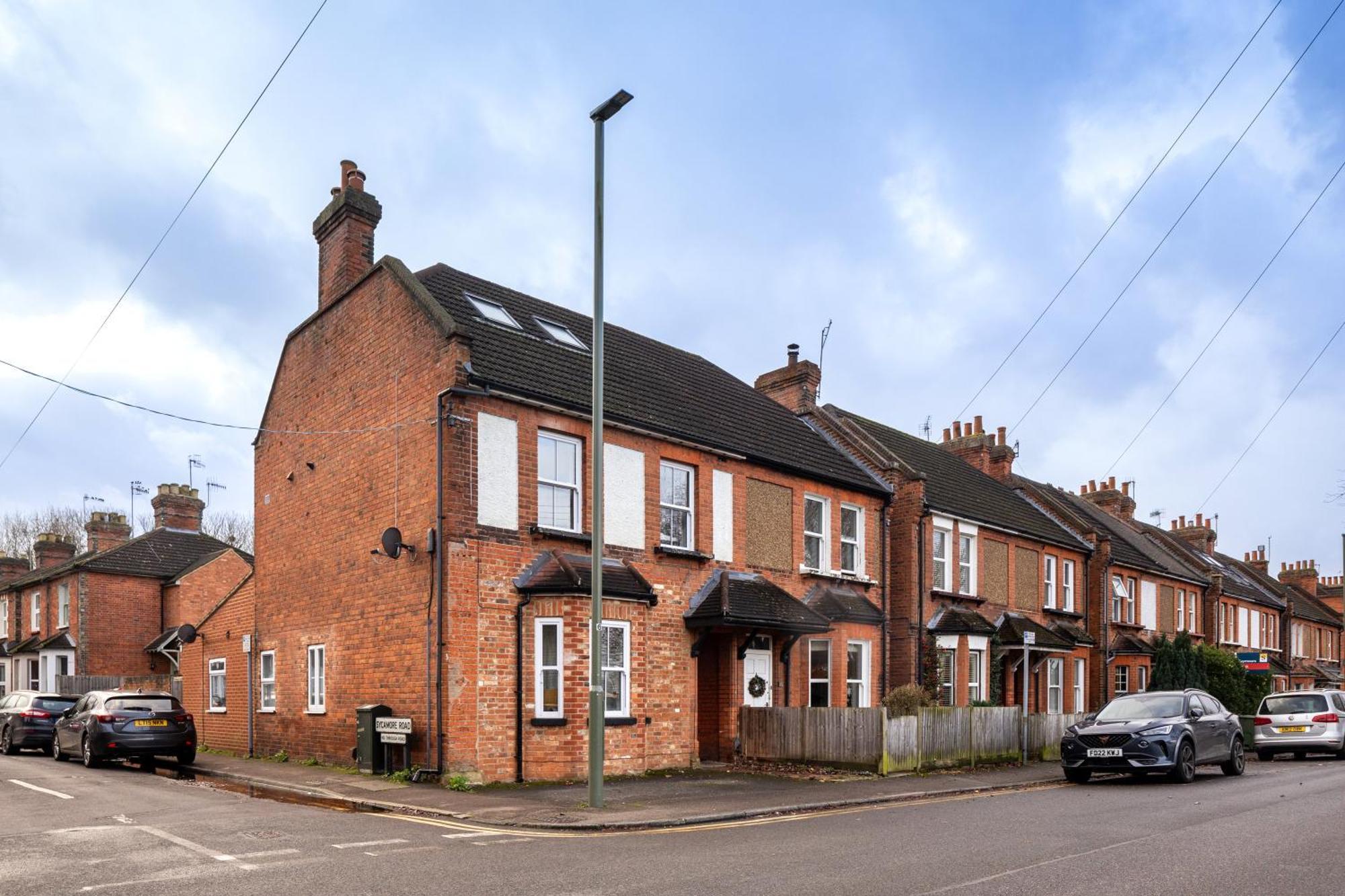 Family Home In Central Guildford With Parking Exterior foto